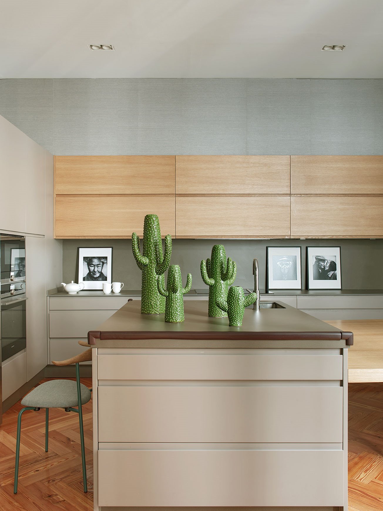 Piso moderno y reformado en Madrid con molduras y suelo de parquet cocina con muebles de madera