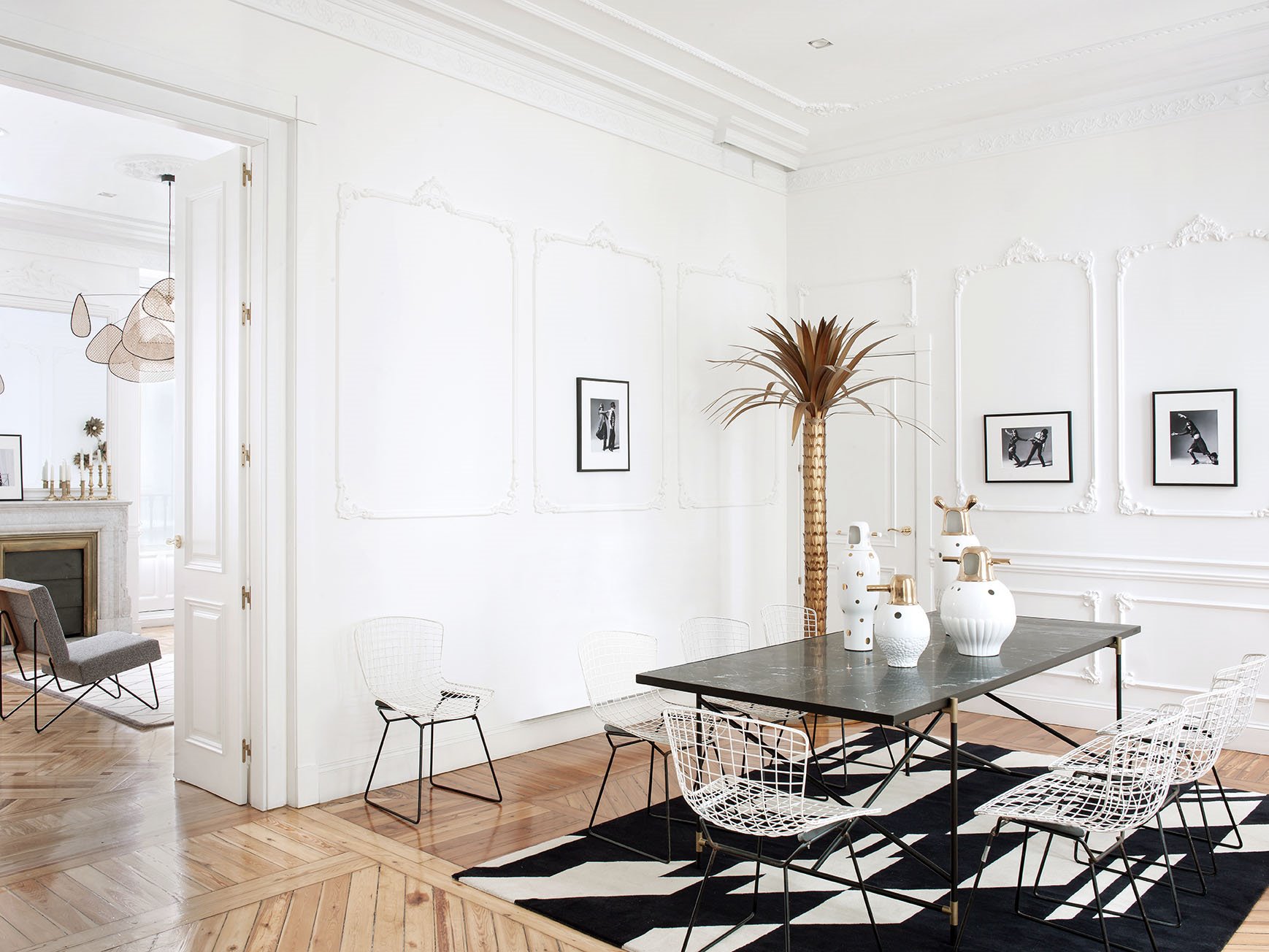 Piso moderno y reformado en Madrid con molduras y suelo de parquet comedor