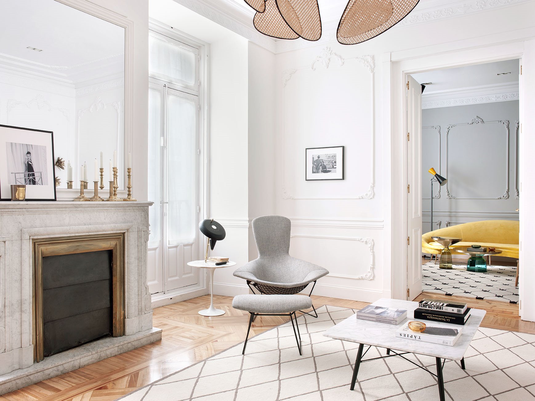 Piso moderno y reformado en Madrid con molduras y suelo de parquet salon con vistas