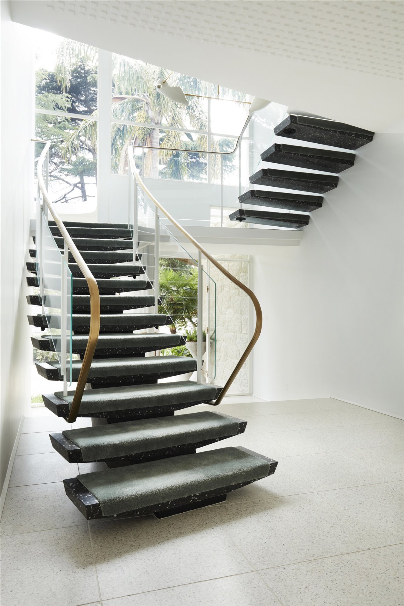 escalera. casa en sidneyluigi rosselli architects   homage to oscar  heritage modernism   017