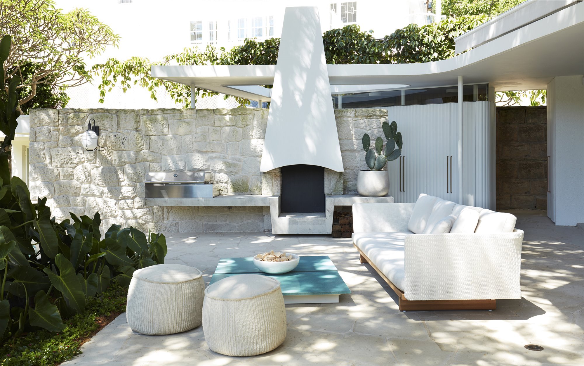 sofá jardí ny barbacoa casa en sidney. luigi rosselli architects   homage to oscar  heritage modernism   007