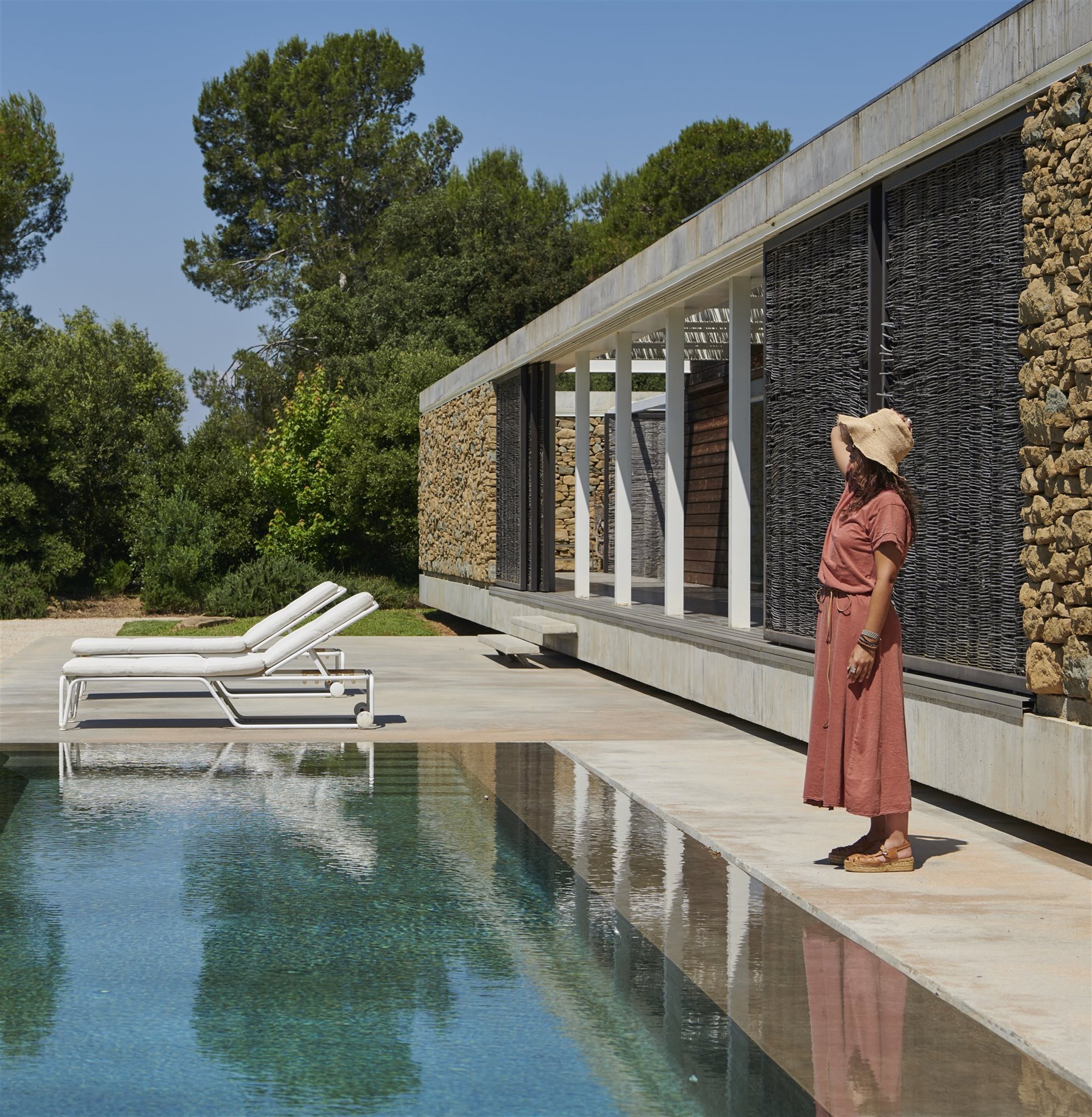 Casa moderna con fachada de piedra natural y piscina