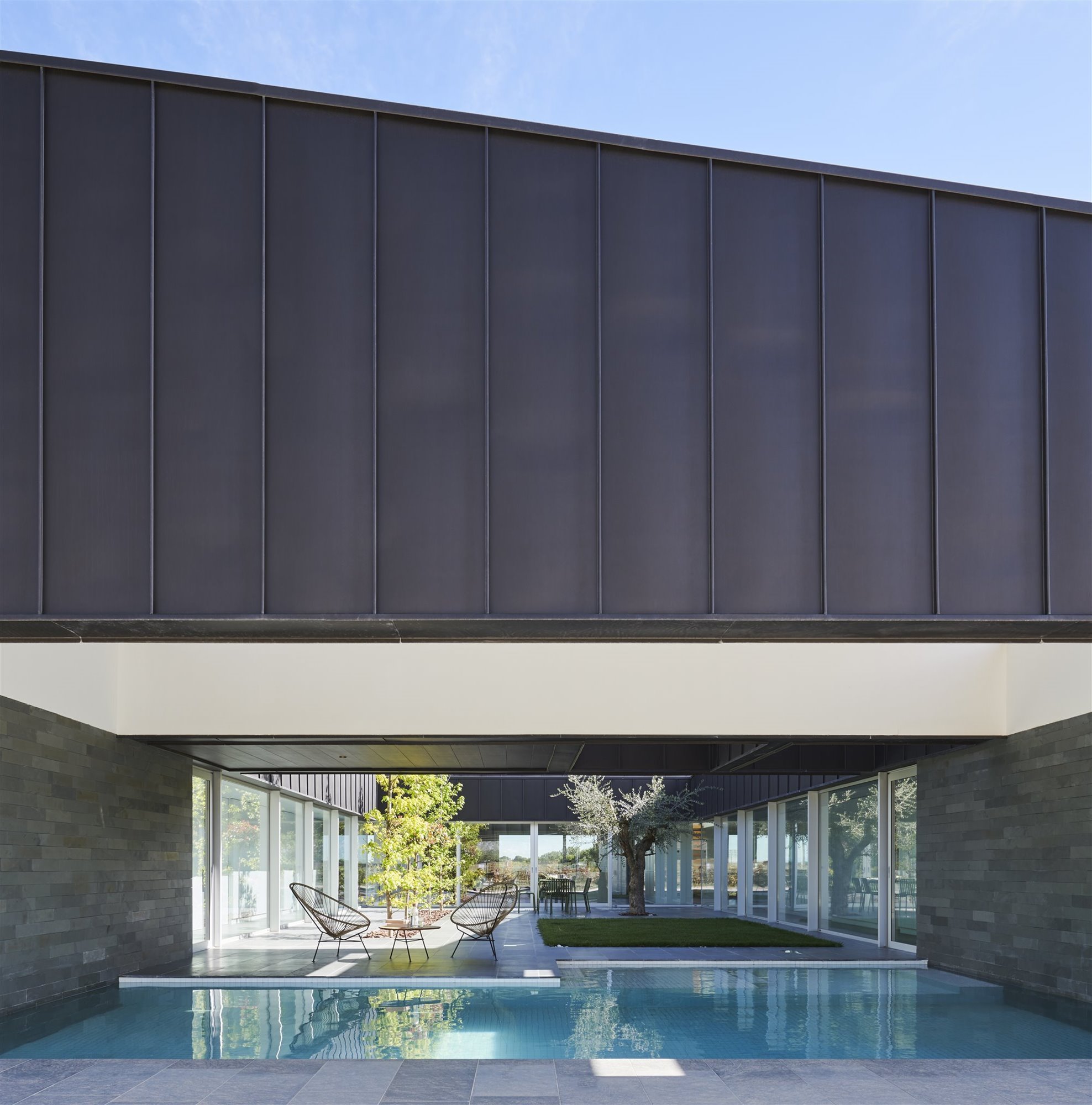 Casa moderna con fachada metalica y piscina