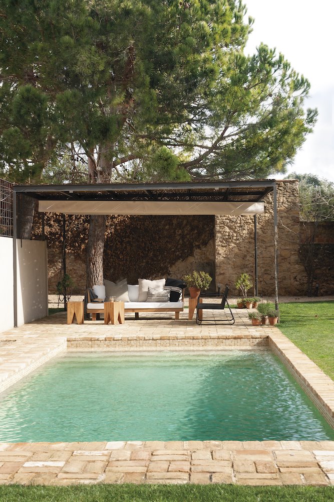 Casa moderna con patio de piedra y piscina