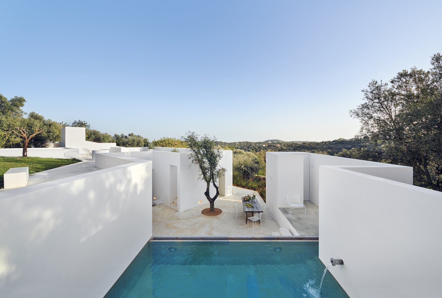Casa moderna con piscina con fachadas de color blanco