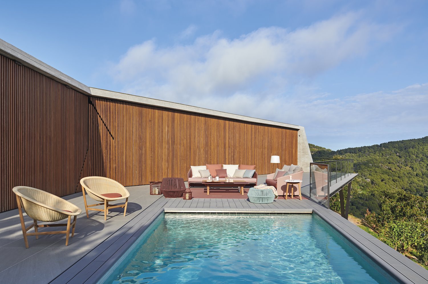 Casa moderna con piscina en la terraza rodeada de naturaleza