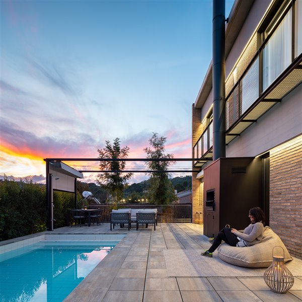 Una moderna casa en Barcelona que proyecta su elegancia interior hacia el jardín