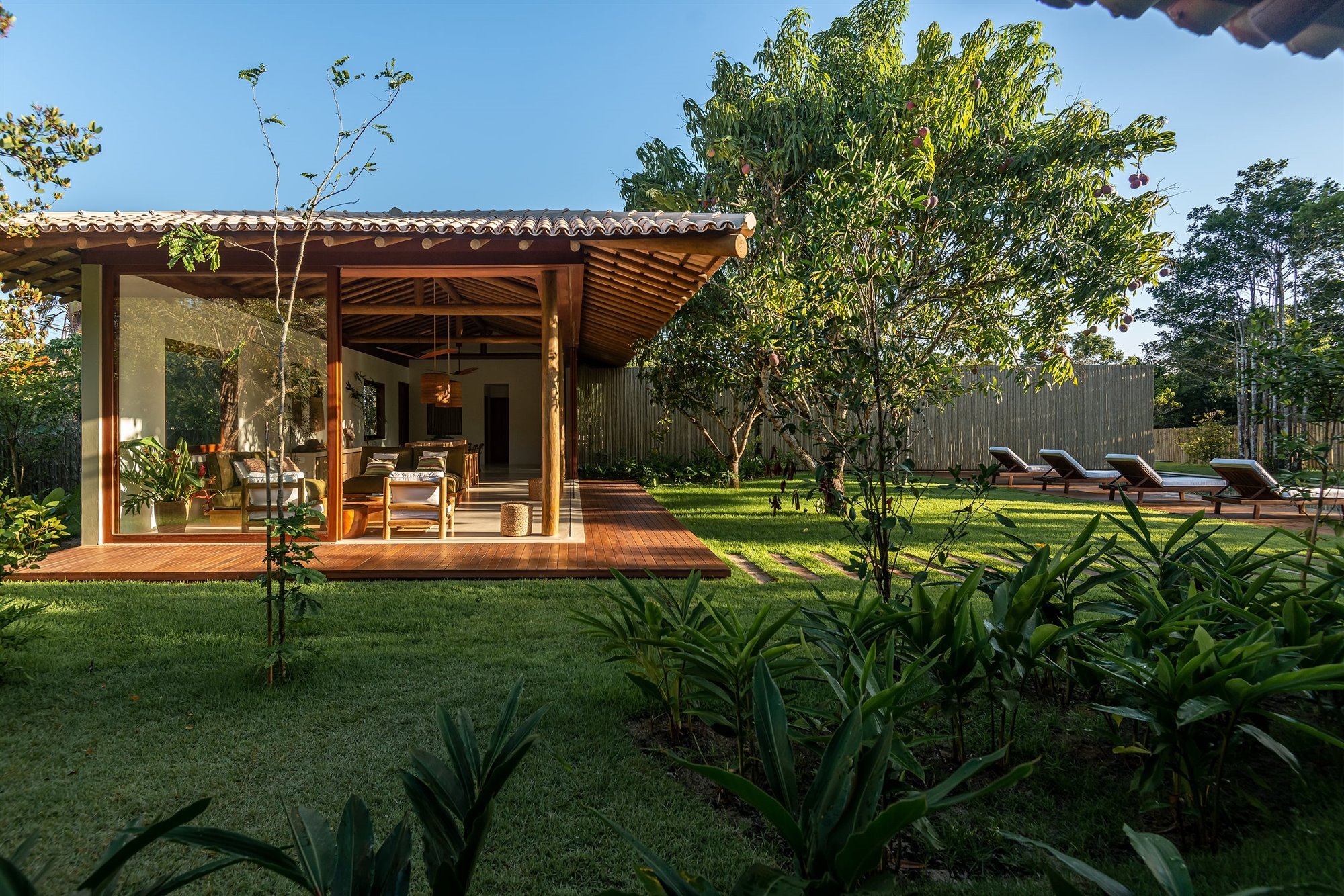 casa en brasil jardín y piscina