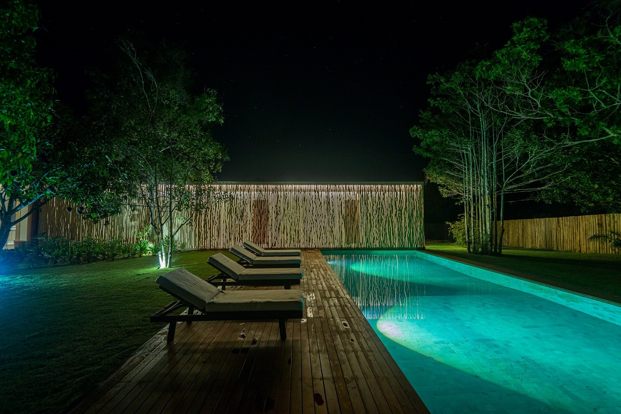 casa en brasil pasillo iluminado noche