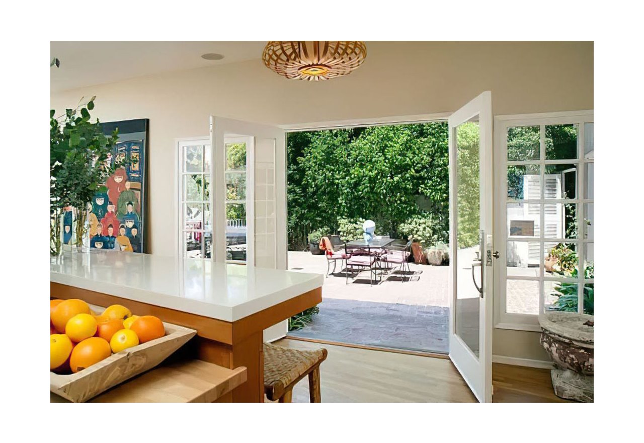 Casa en Los Angeles de Harry Styles y Olivia Wilde cocina abierta al jardin