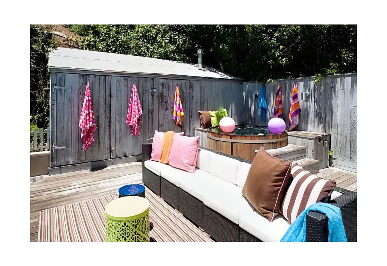 Casa en Los Angeles de Harry Styles y Olivia Wilde jacuzzi exterior junto a la piscina