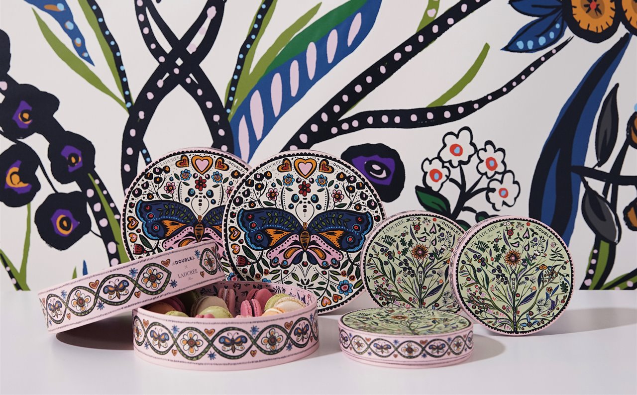 La colaboración destaca por los estampados característicos de La DoubleJ y los colores de los macarons de Ladurée