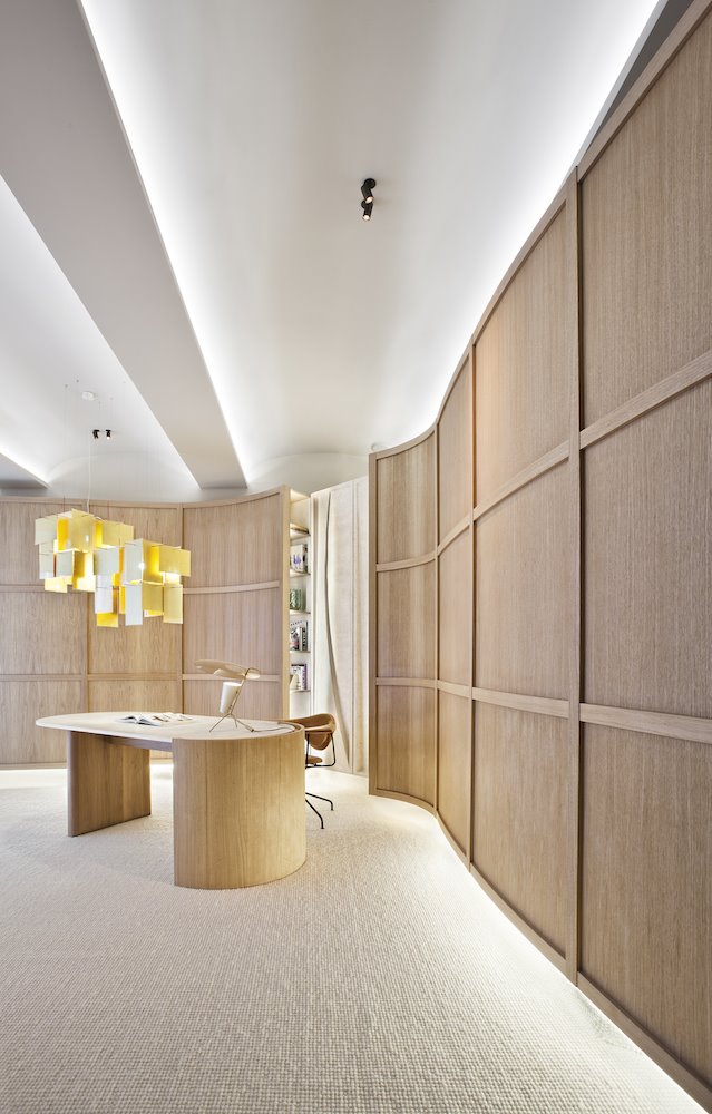 Tras los revestimientos en relieve de madera se encuentran escondidos armarios para guardar todo el material necesario.    FOTO: Nacho Uribesalazar en Casa Decor