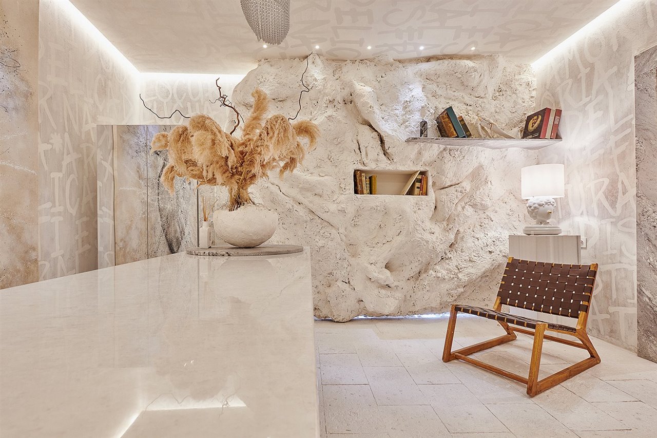 Latidos es un proyecto de Javiescobar Interiorismo que reproduce un despacho revestido con piedra natural de Cosentino.