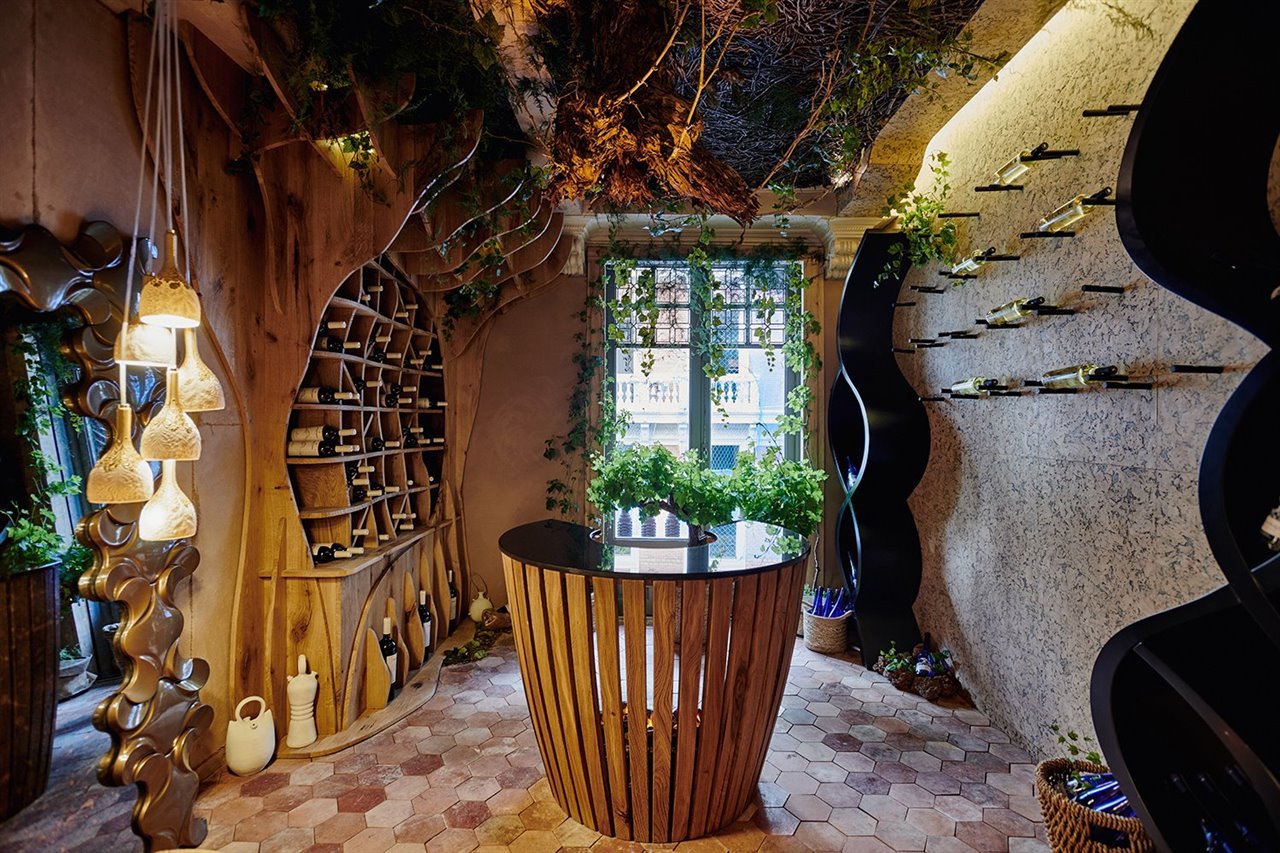"Madera y vino, una eterna historia de amor" es el espacio diseñado por Martha Mesa en colaboración con Grupo Buk en el que se ha utilizado Dekton®.