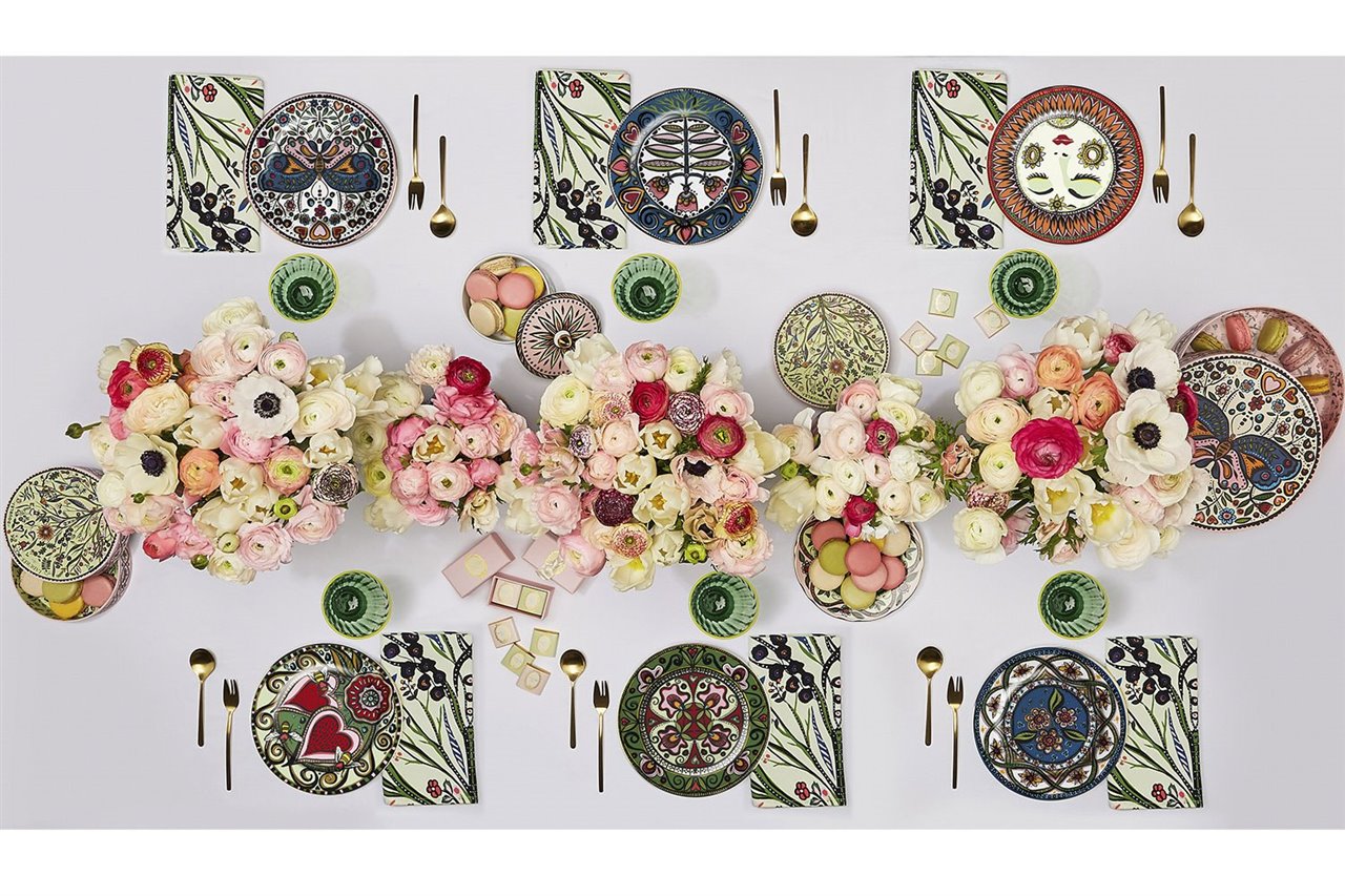 Unas piezas ideales para montar una mesa con estilo y color para celebrar la importancia de las mujeres