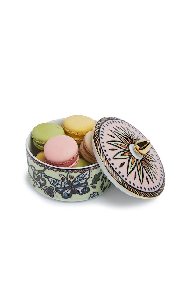 Los dulces de Ladurée encajan perfectamente con los tonos y los estampados de la colección