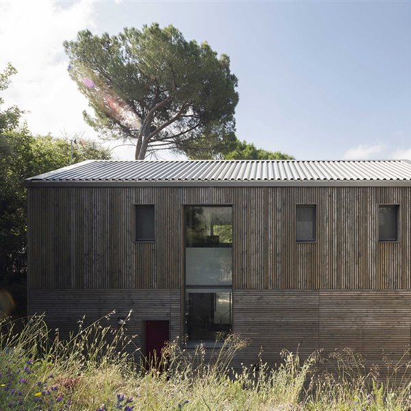 Una casa prefabricada de madera y pasiva que se integra en el bosque
