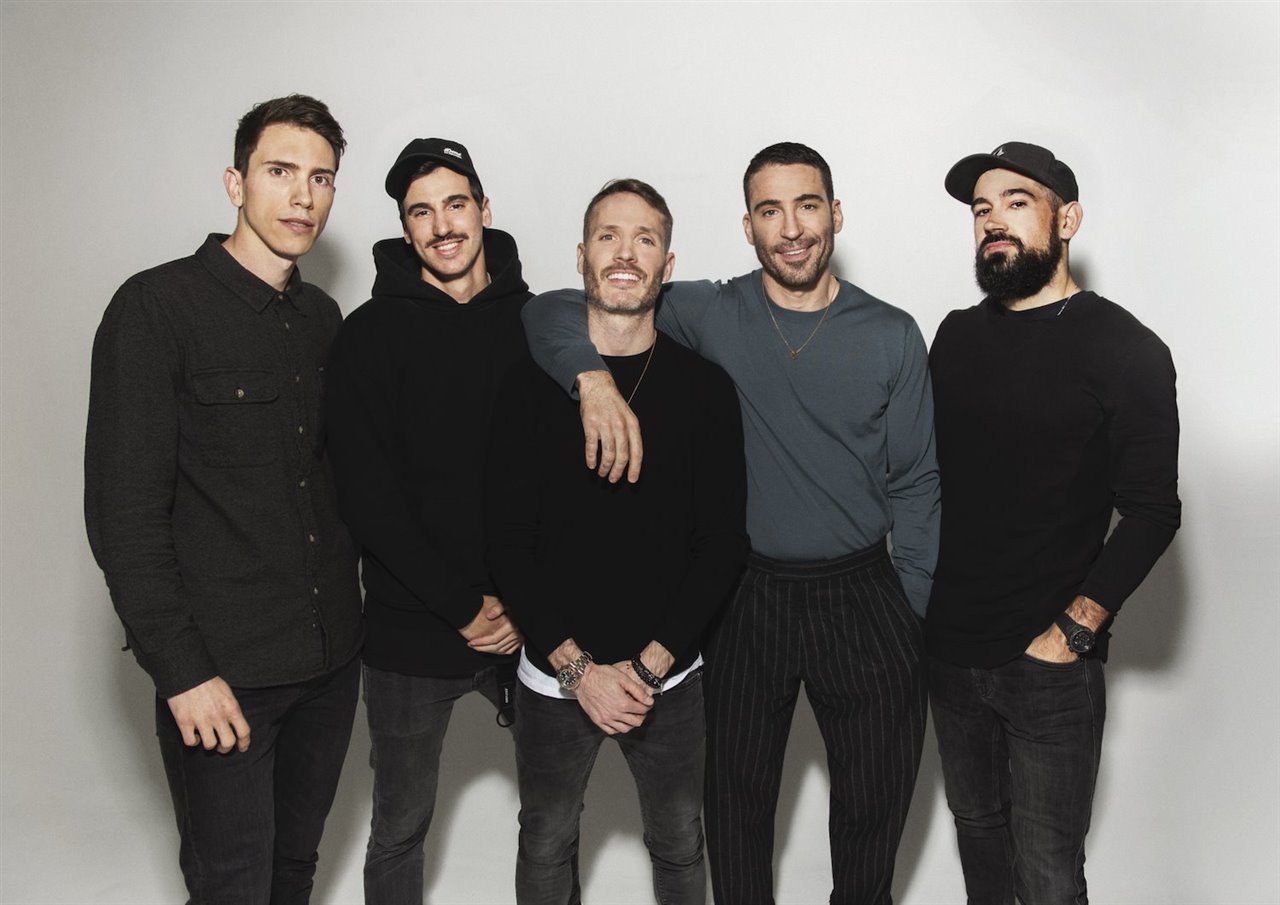 El equipo Rootless está formado por cuatro antiguos miembros de la exitosa Hawkers y el actor Miguel Angel Silvestre