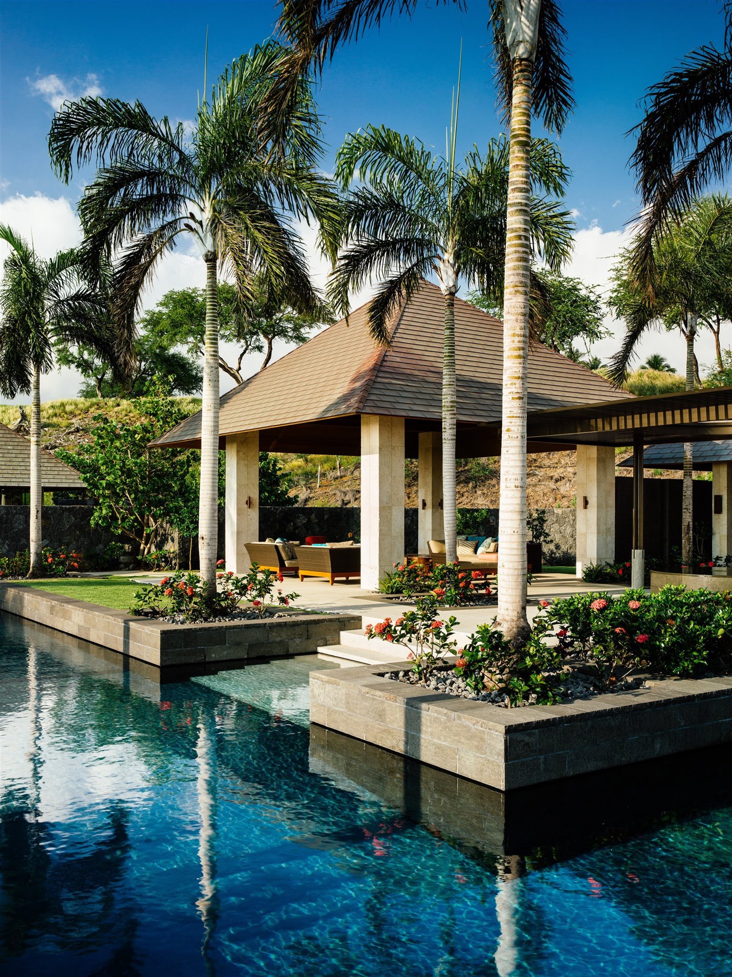 piscina y zona de estar casa hawai