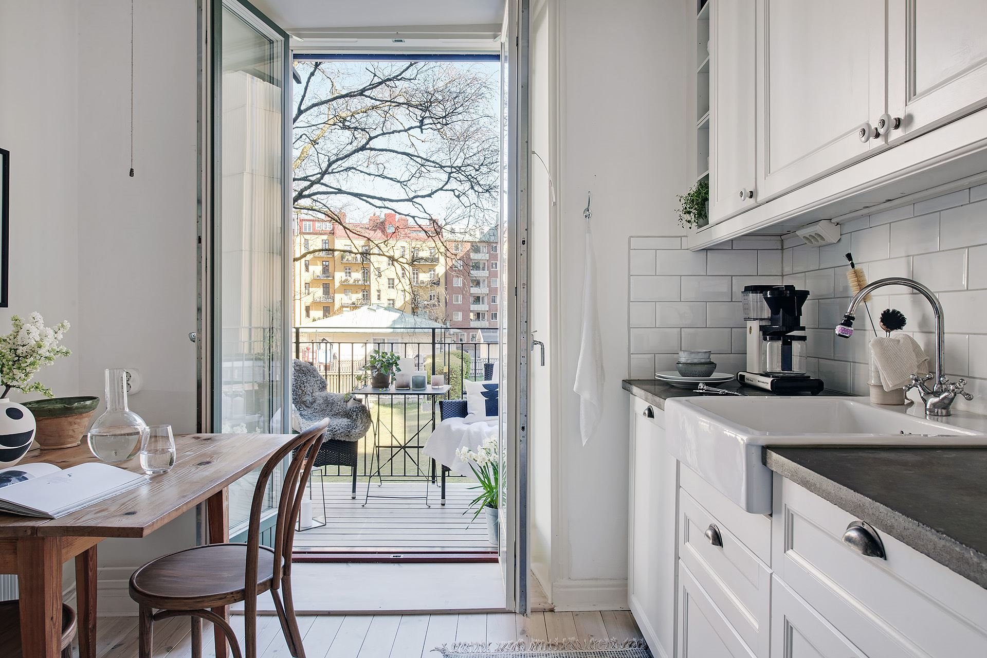 Casa con decoracion de interiores de estilo nordico cocina abierta a un patio interior