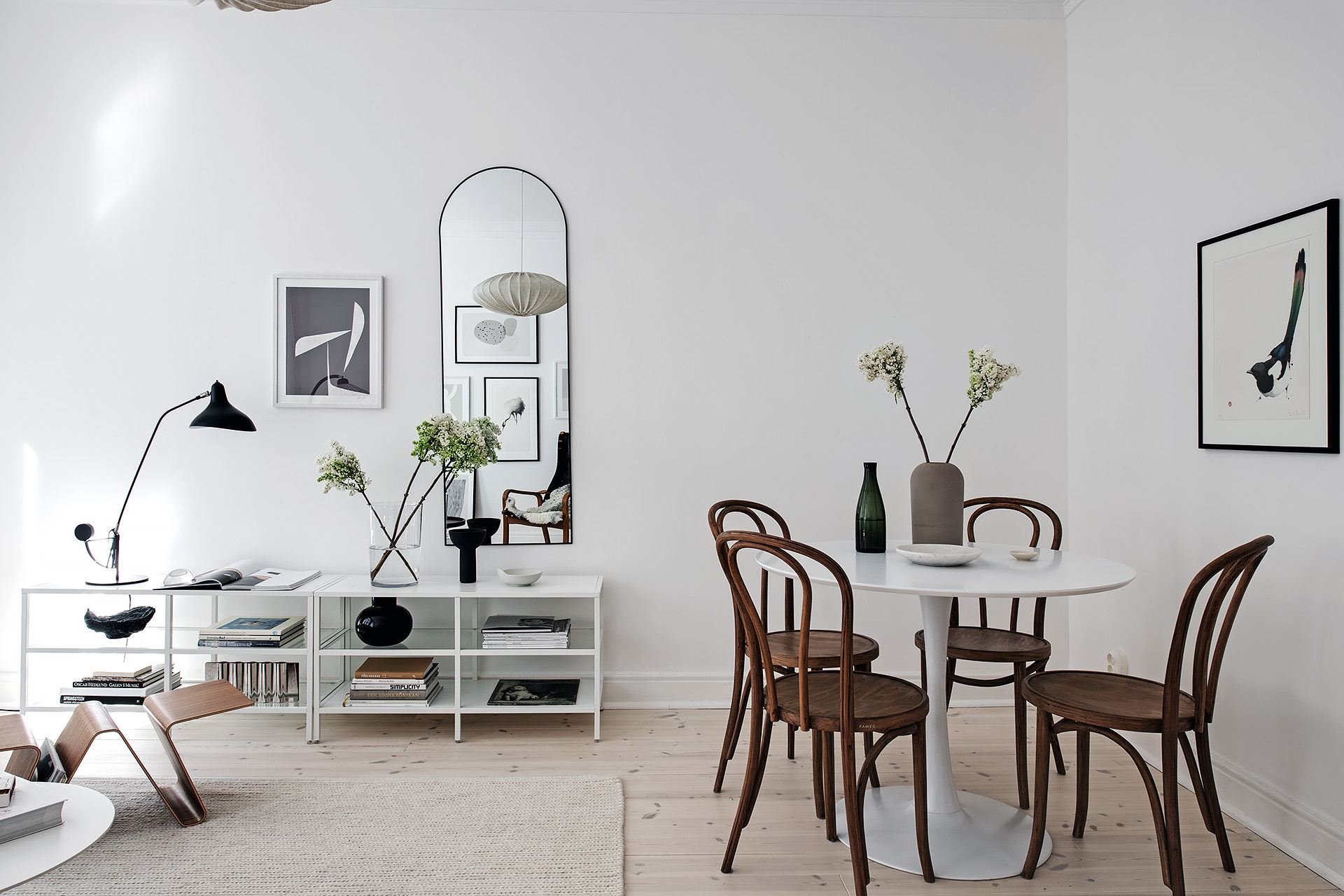 Casa con decoracion de interiores de estilo nordico comedor con sillas de madera