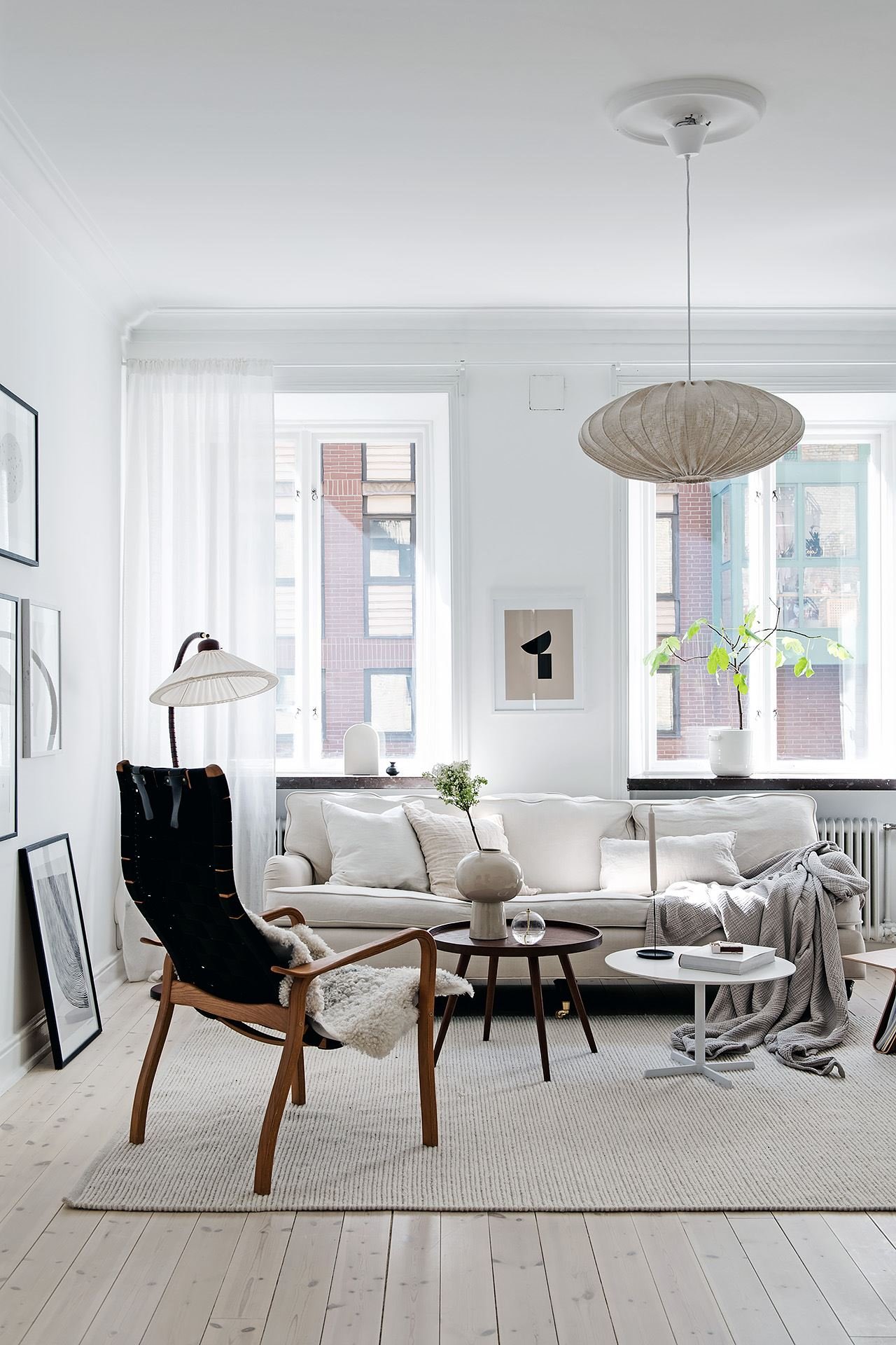 Casa con decoracion de interiores de estilo nordico salon con butaca de piel negra