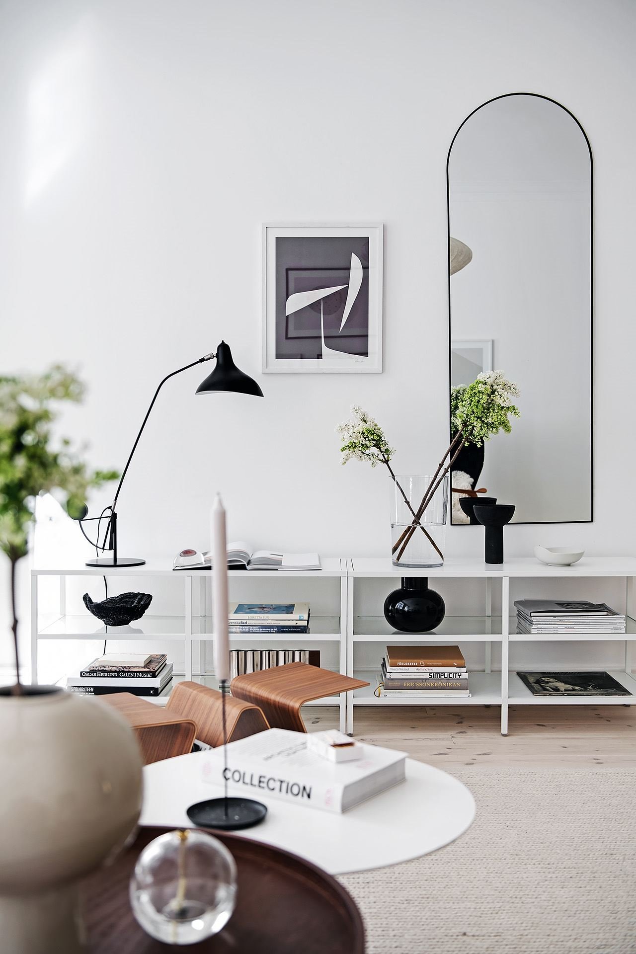 Casa con decoracion de interiores de estilo nordico salon con estanteria de madera