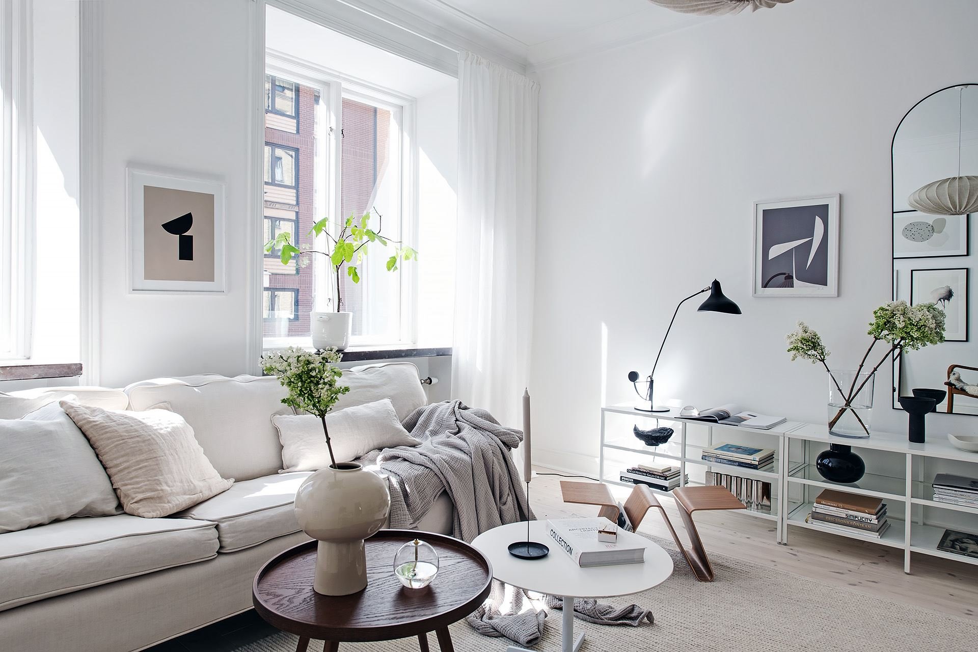 Casa con decoracion de interiores de estilo nordico salon con sofa blanco