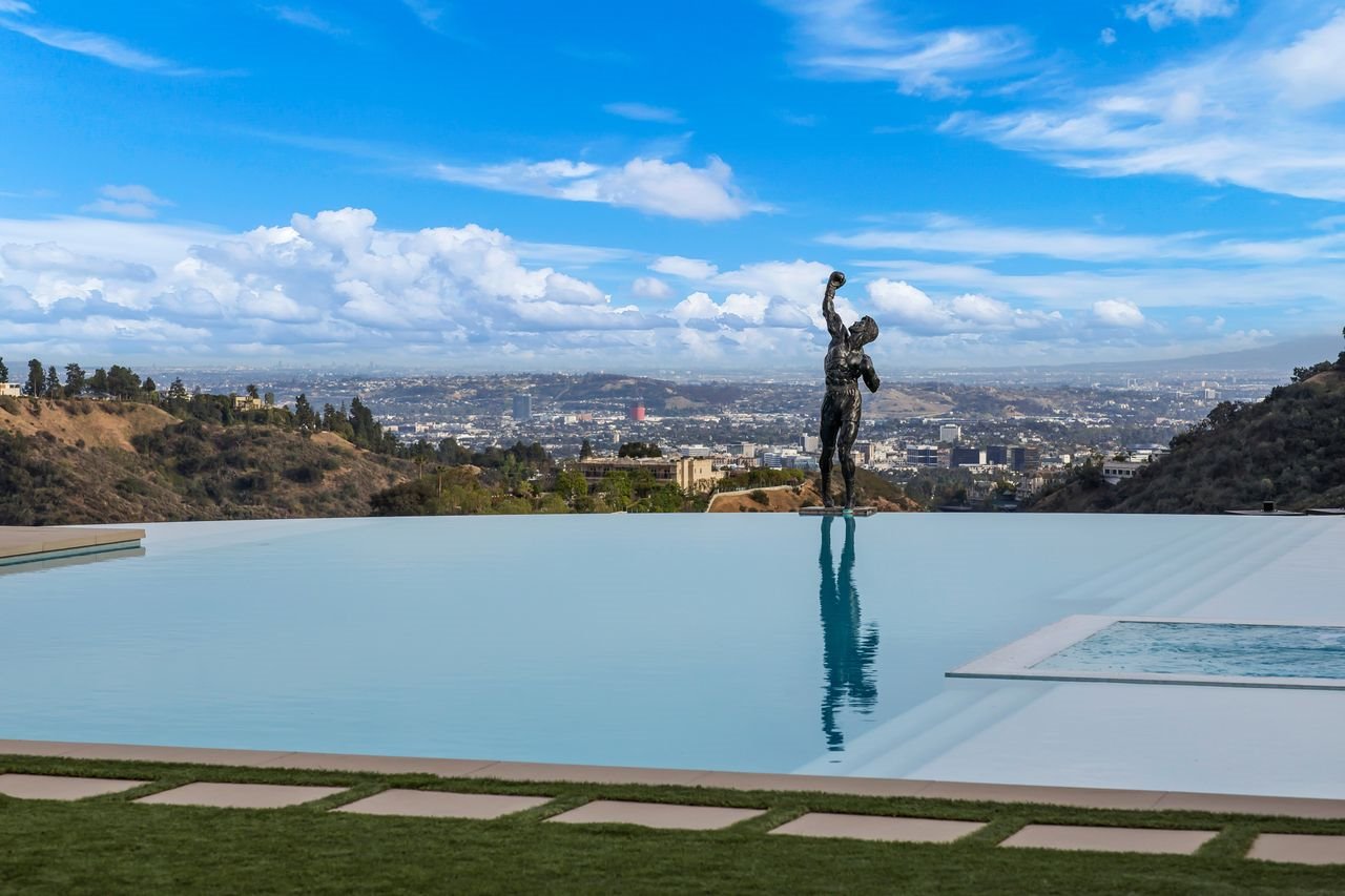 Casa del actor de Hollywood Sylvester Stallone piscina entrada