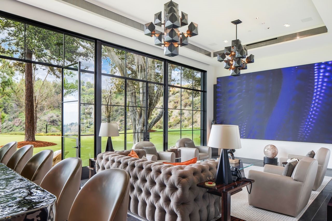 Casa del actor de Hollywood Sylvester Stallone salon con cuadro azul
