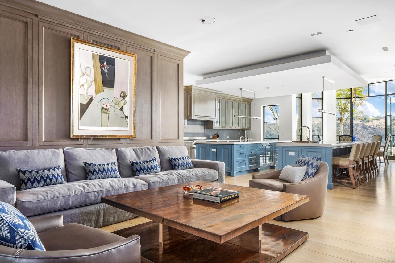 Casa del actor de Hollywood Sylvester Stallone salon con sofa gris