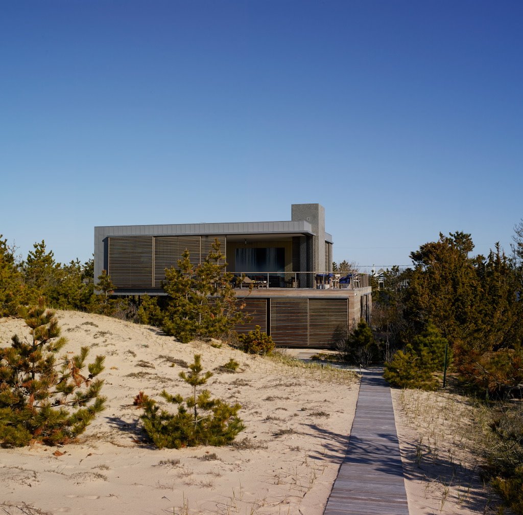 Casa moderna con decoración de interiores de madera camino de entrada
