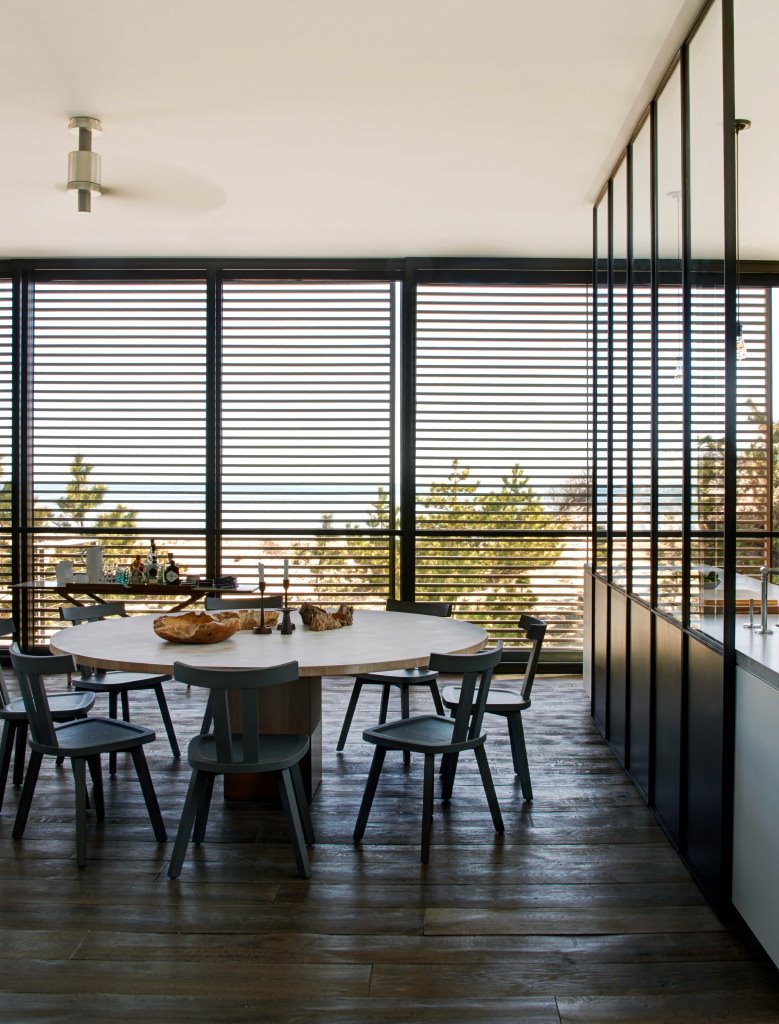 Casa moderna con decoración de interiores de madera comedor