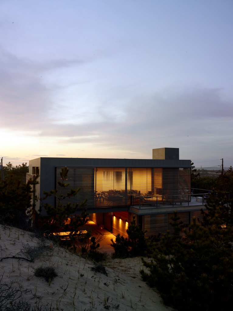 Casa moderna con decoración de interiores de madera fachada