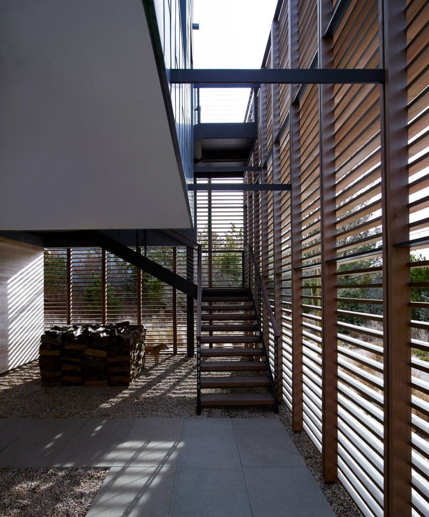 Casa moderna con decoración de interiores de madera interior con lamas