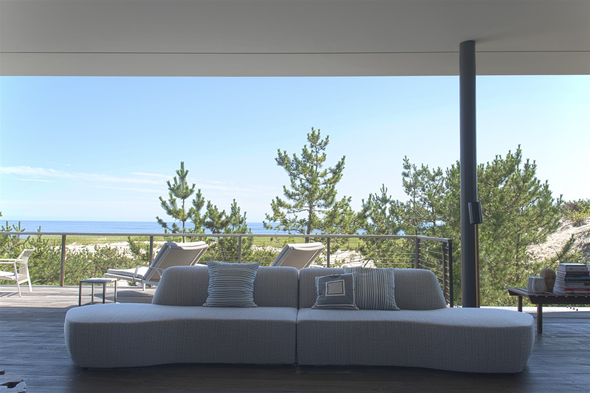 Casa moderna con decoración de interiores de madera salon abierto al exterior