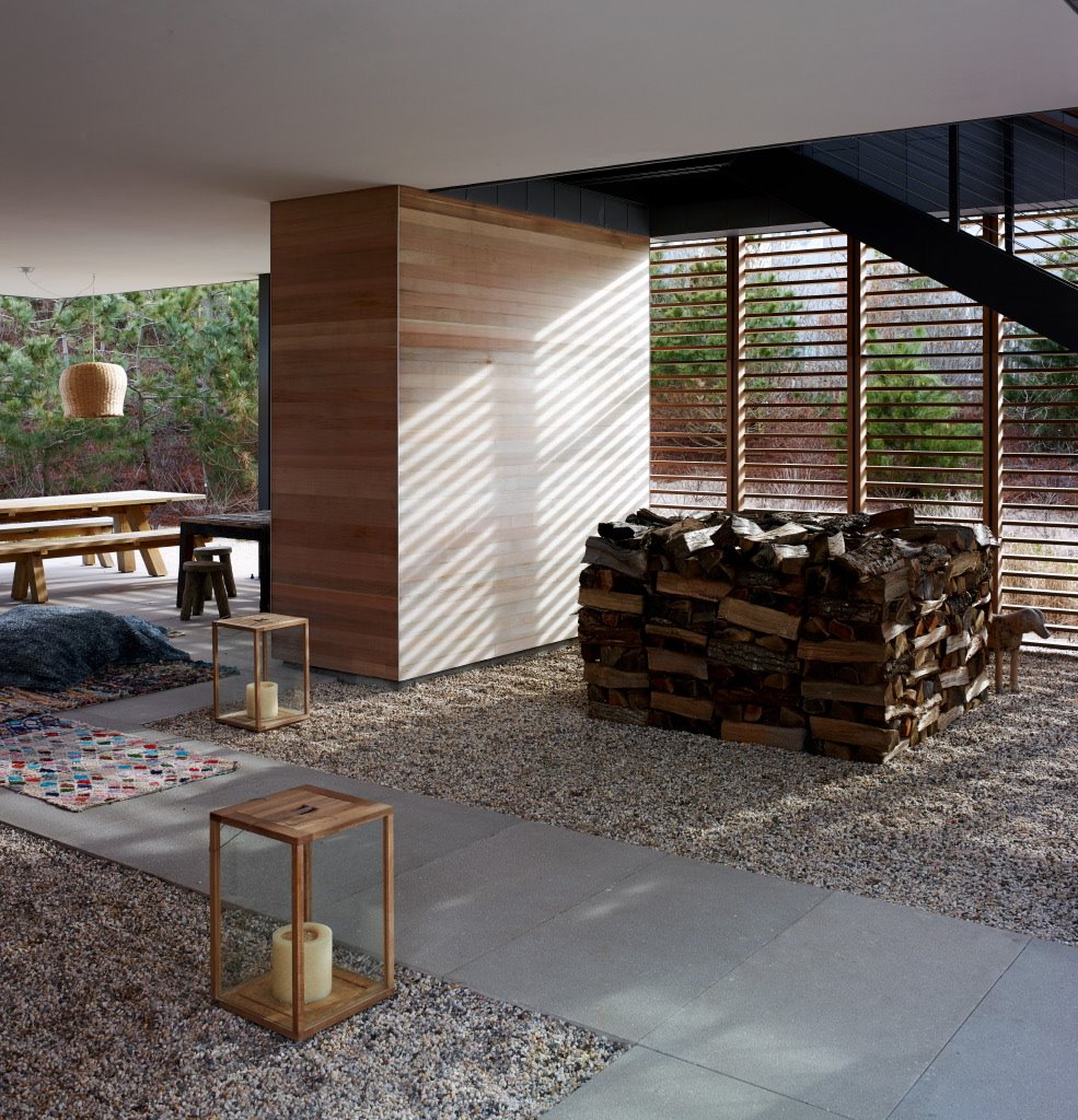 Casa moderna con decoración de interiores de madera salon con lamas 