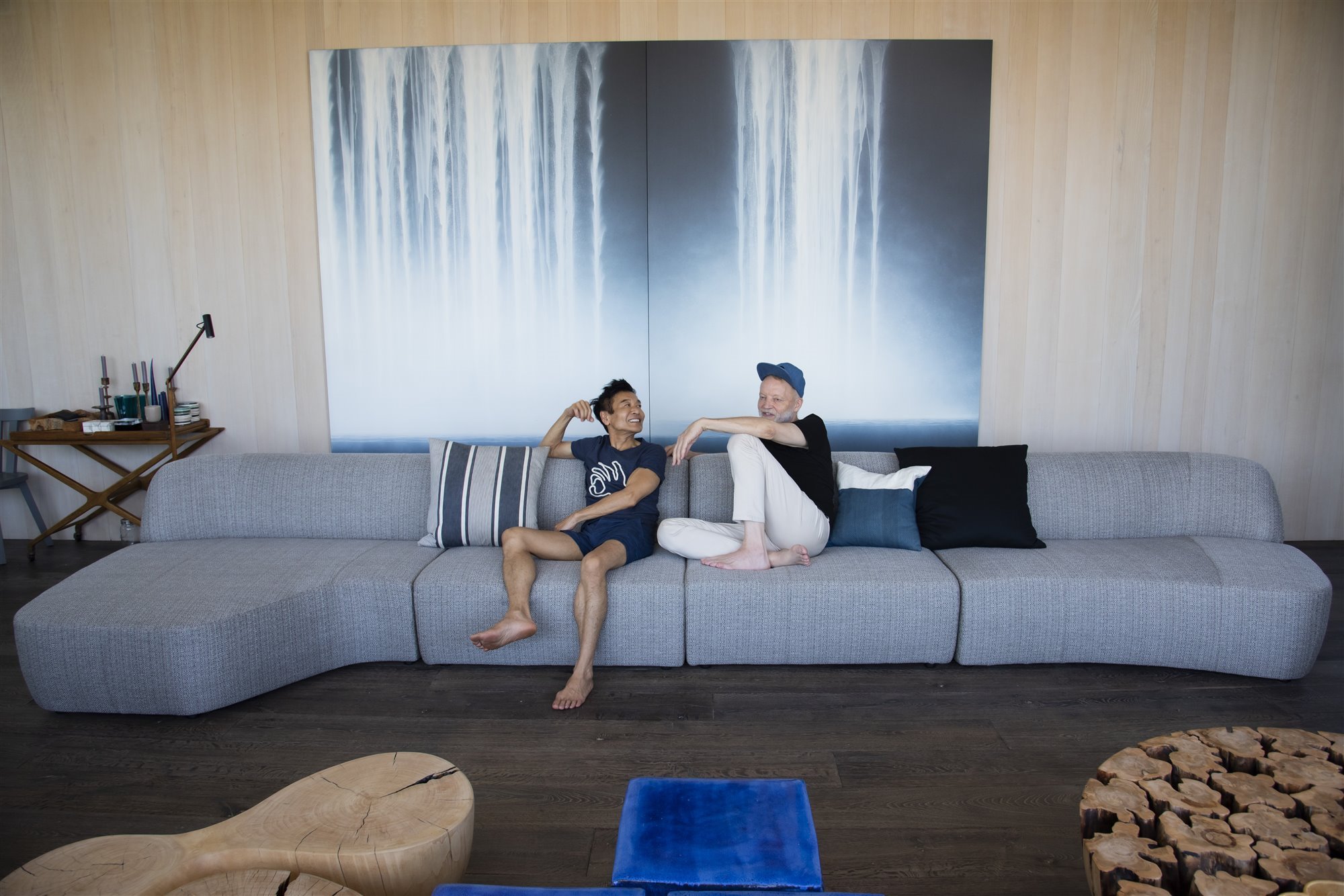 Casa moderna con decoración de interiores de madera salon con sofa gris