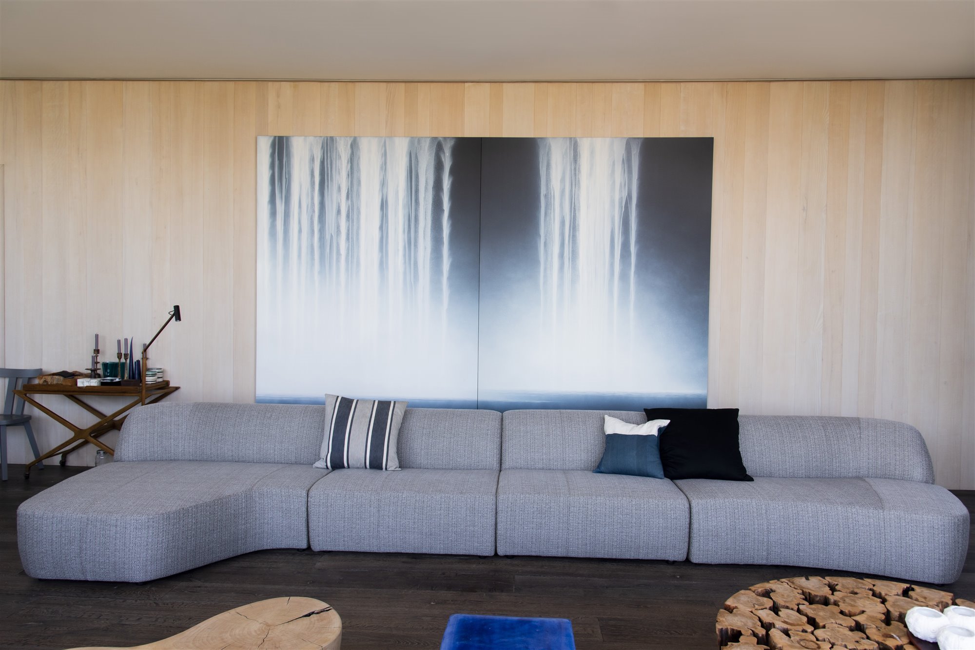 Casa moderna con decoración de interiores de madera salon con sofa