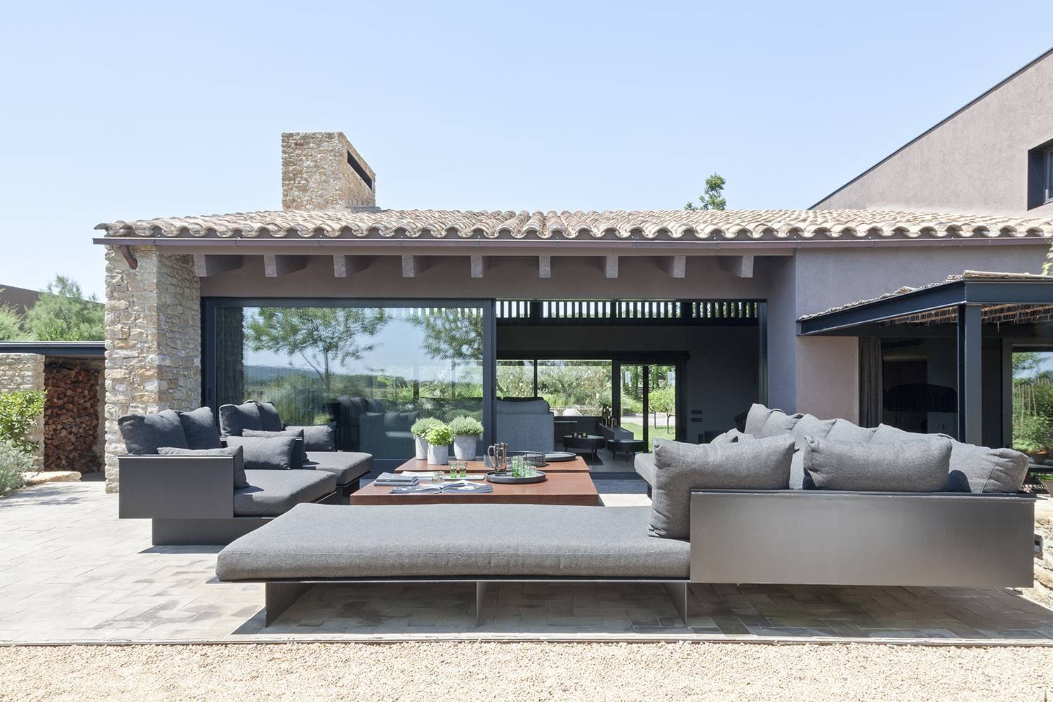 Casa moderna estilo rústico exterior con terraza
