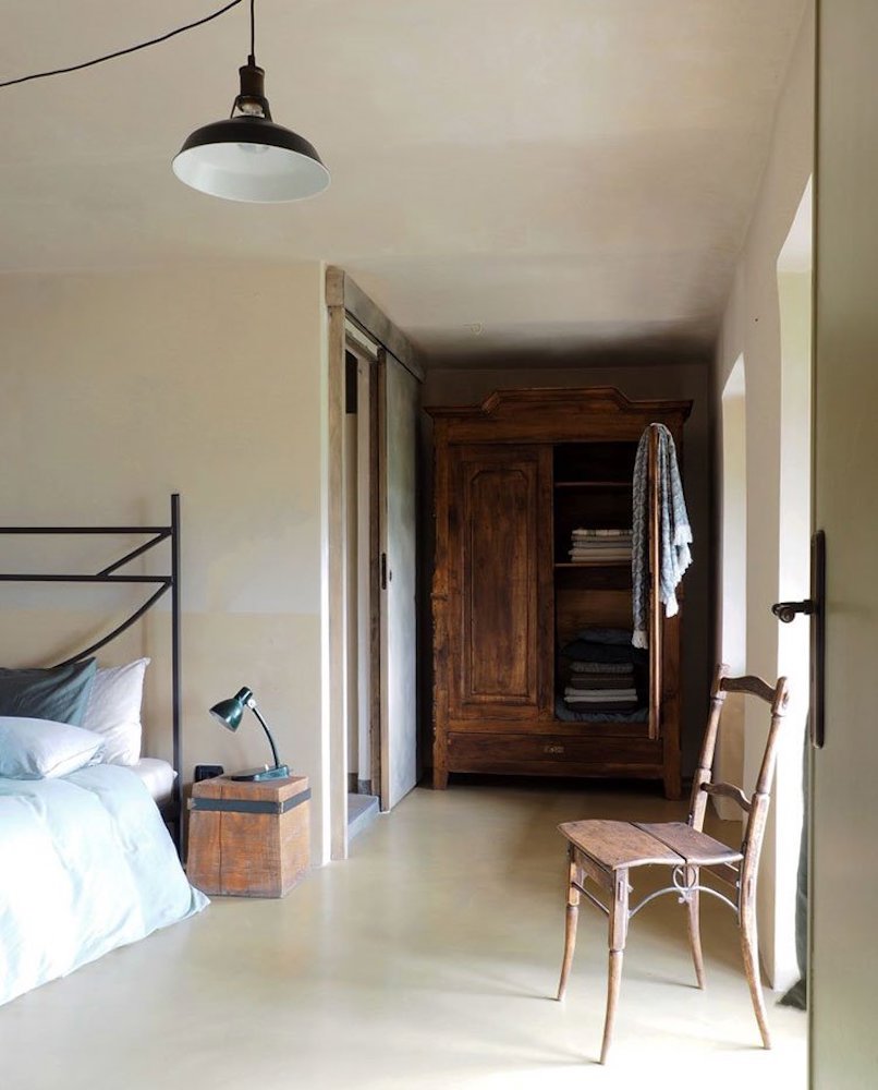 Casa moderna estilo rústico habitación con armario de madera 