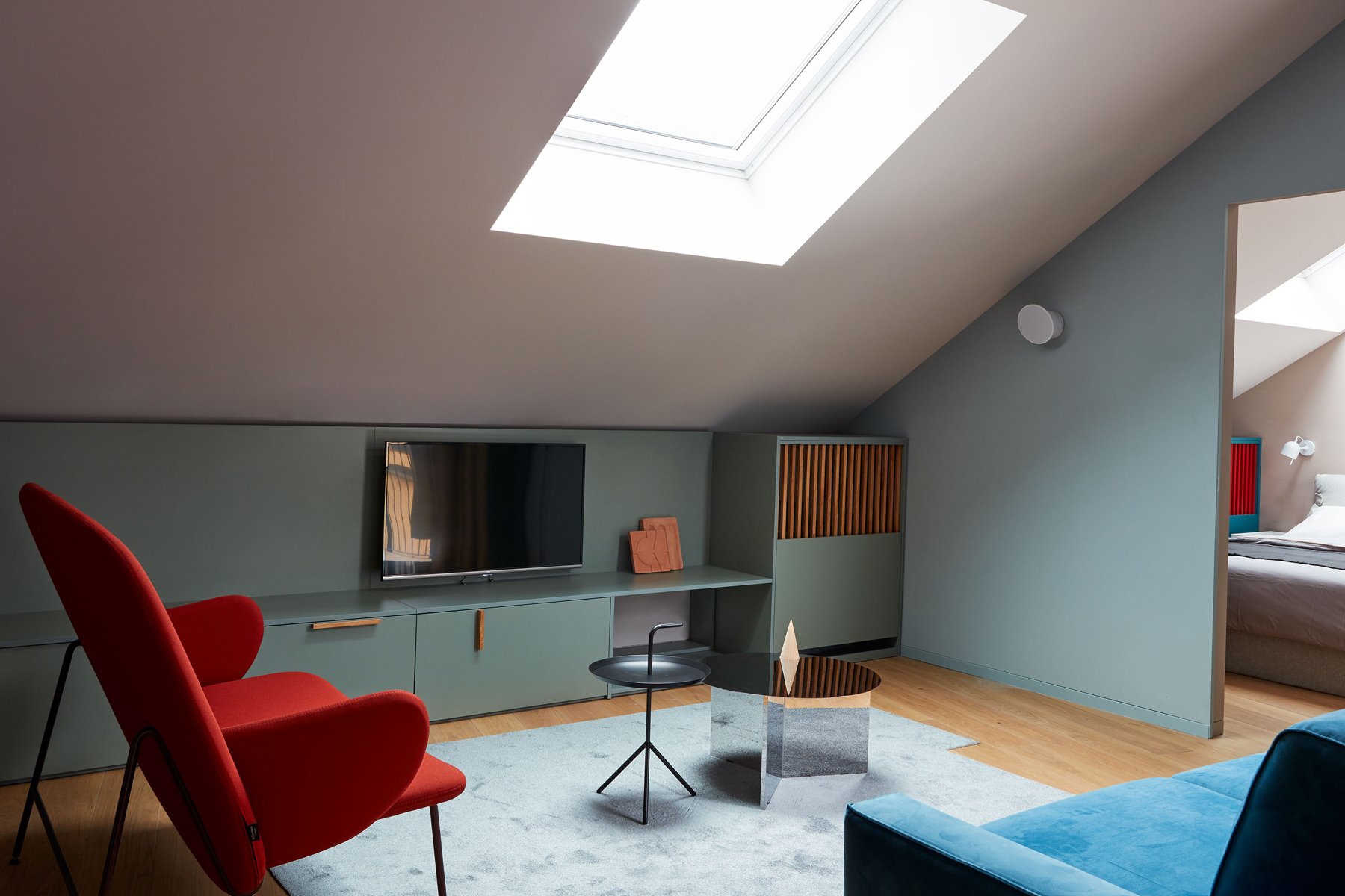 Piso con decoración moderna en Italia buhardilla salon