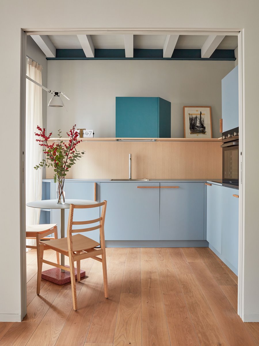 Piso con decoración moderna en Italia cocina comedor