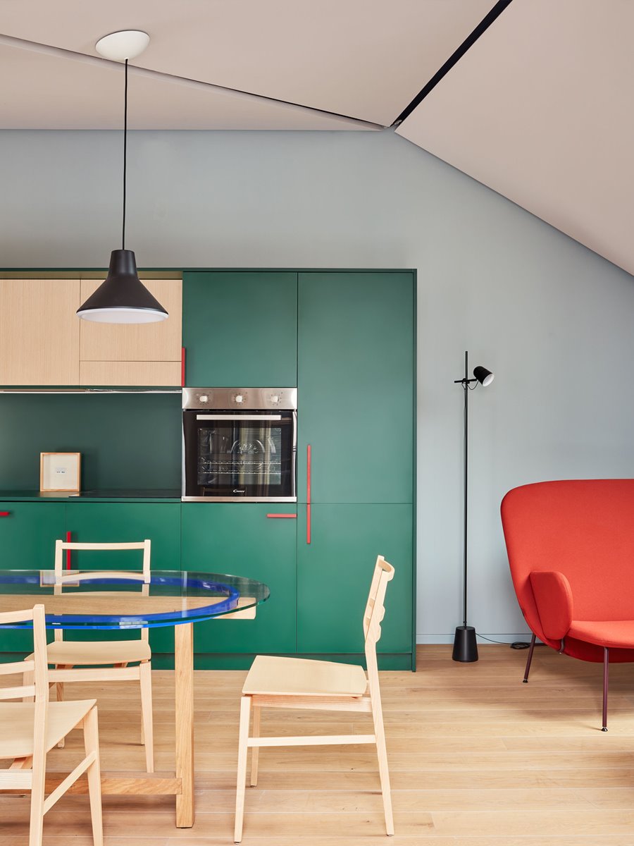 Piso con decoración moderna en Italia cocina con muebles a medida