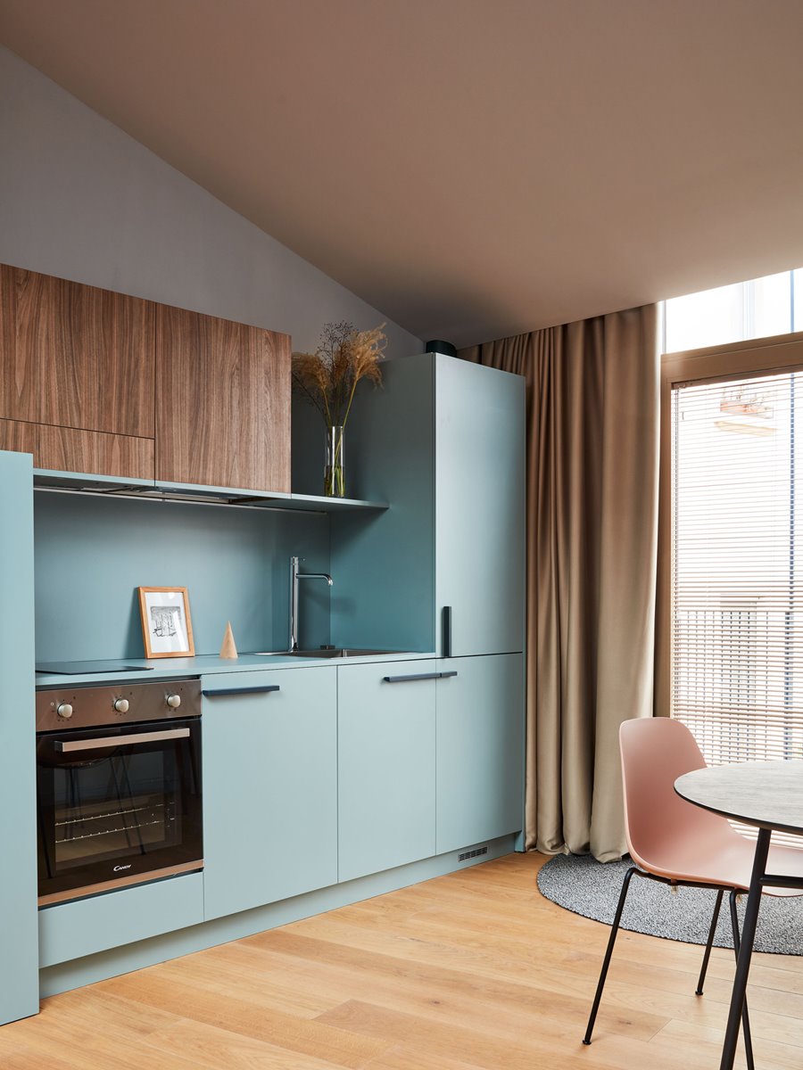 Piso con decoración moderna en Italia cocina de color azul