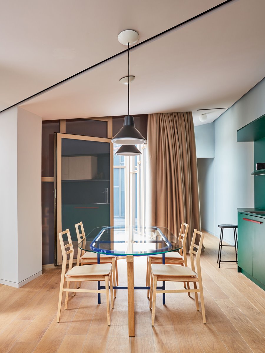 Piso con decoración moderna en Italia comedor con sillas de madera