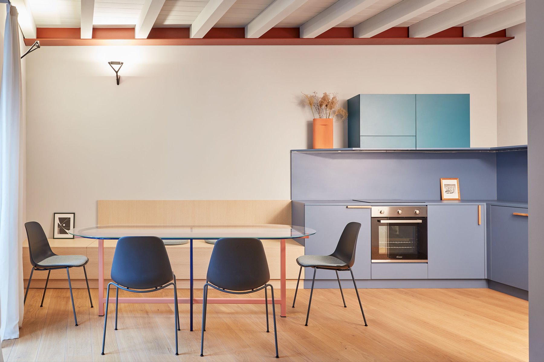 Piso con decoración moderna en Italia comedor
