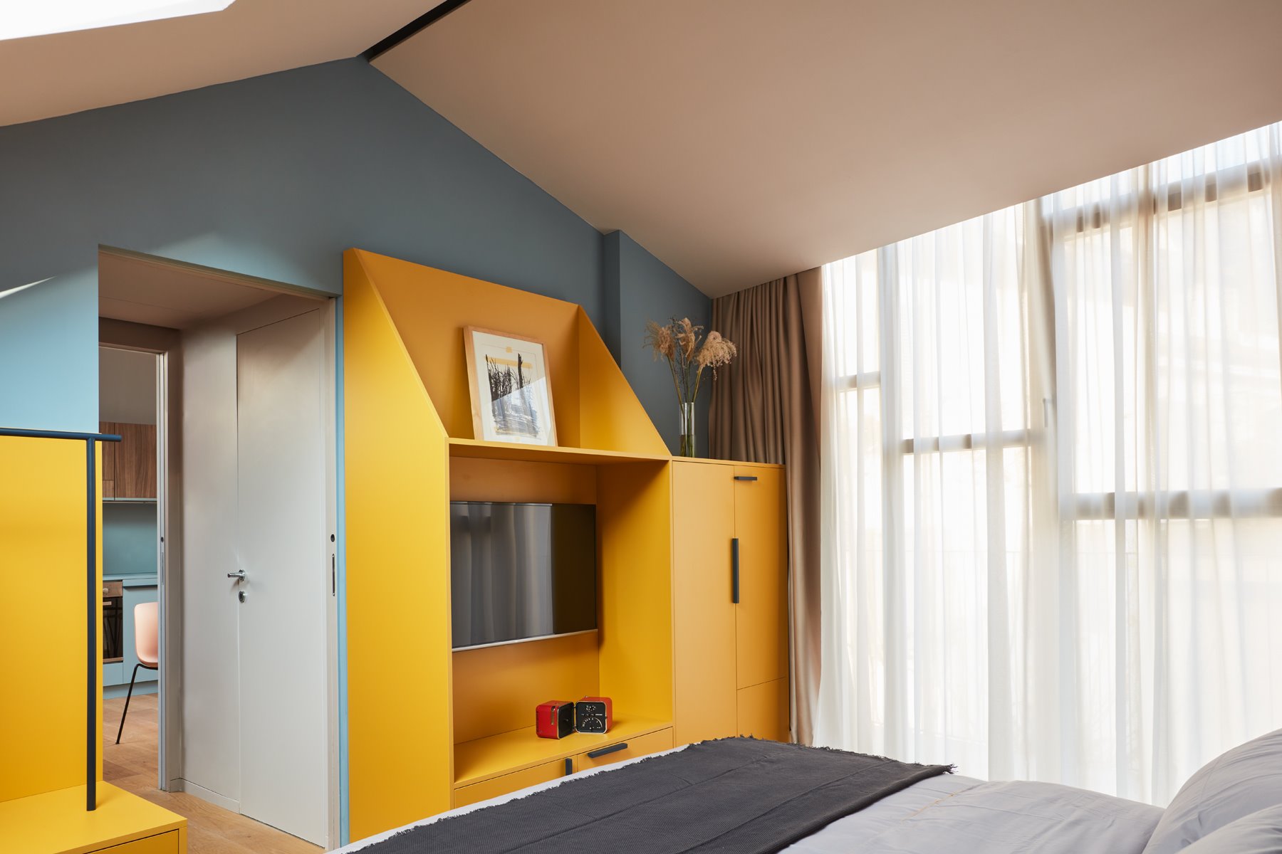 Piso con decoración moderna en Italia dormitorio con mueble hecho a medida en color amarillo