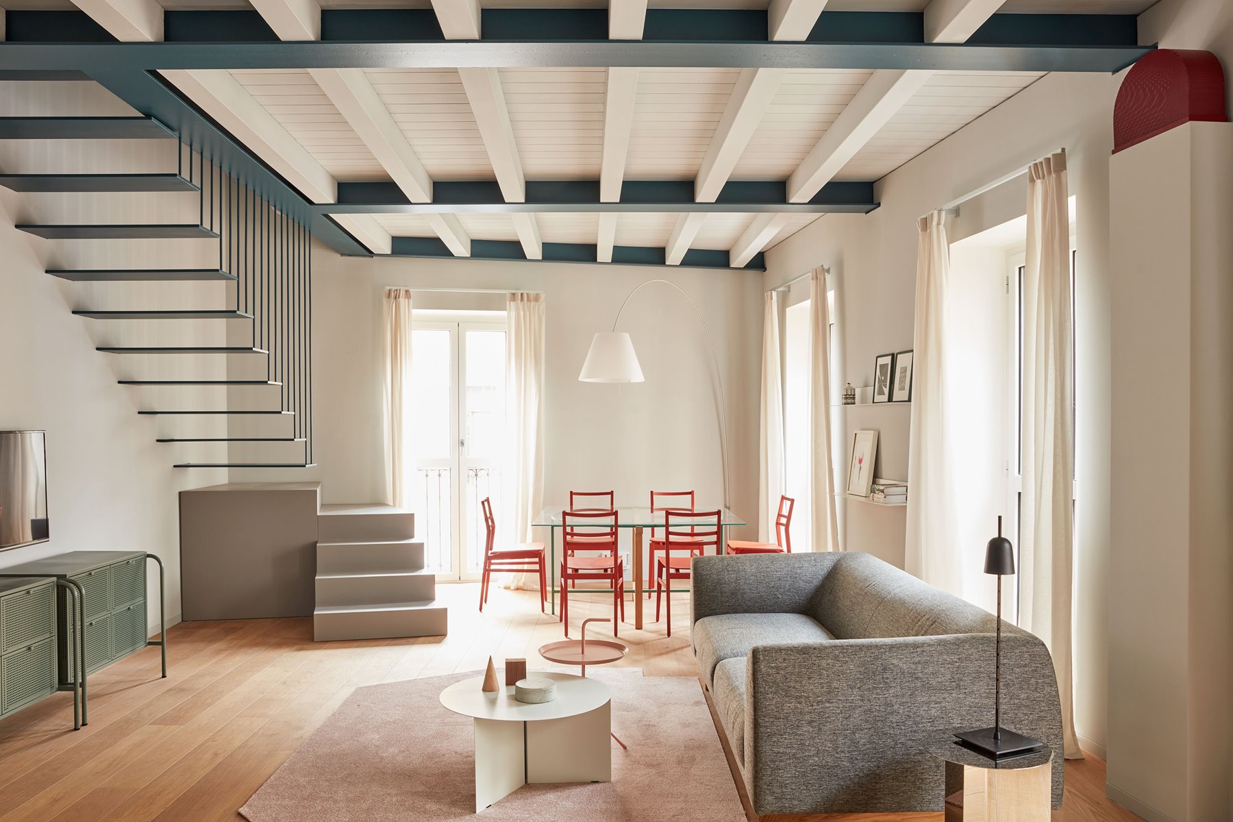 Piso con decoración moderna en Italia salon con vigas de madera